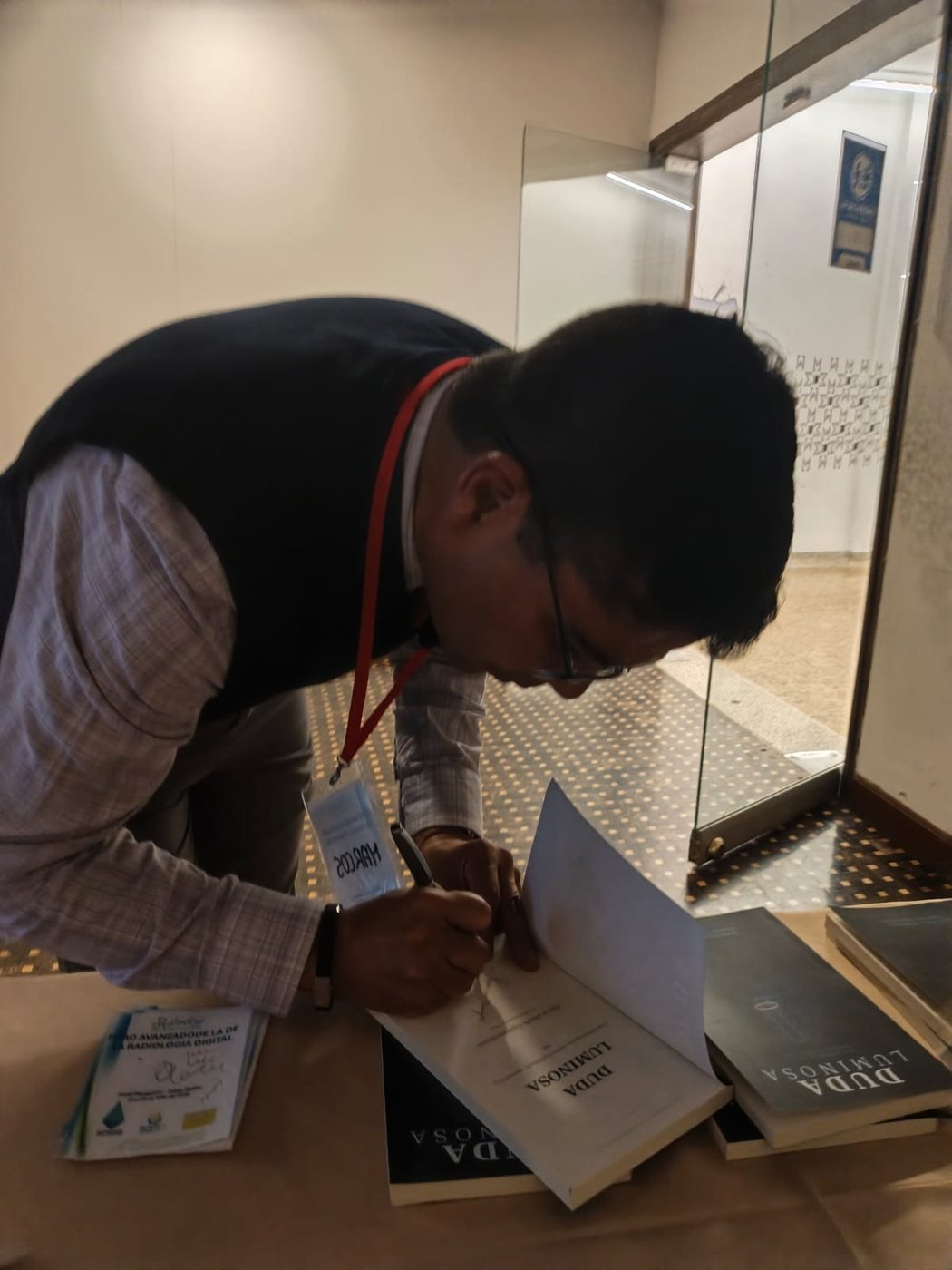 Firma de ejemplares de Duda Luminosa